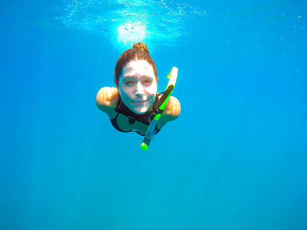 femme plongée avec masque et tuba - no swimming photos et images de collection