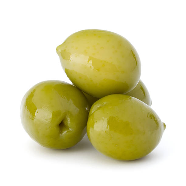 frutos de aceitunas verdes aislados sobre recorte de fondo blanco - aceituna verde fotos fotografías e imágenes de stock