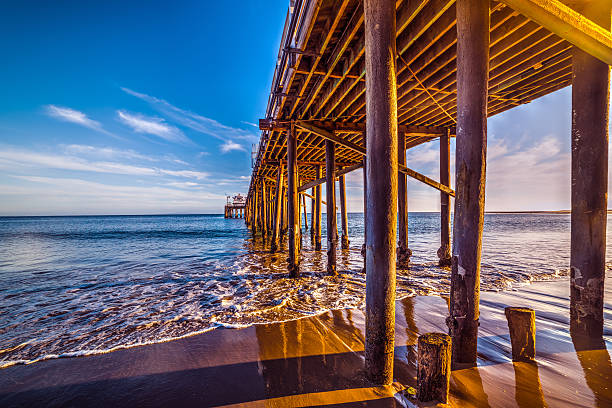 деревянные столбы в пирсе малибу - horizon over water malibu california usa стоковые фото и изображения
