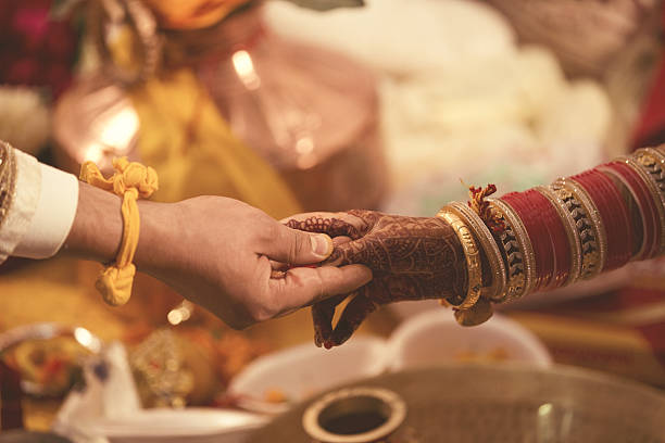 힌두교 결혼식 - indian culture bride women henna tattoo 뉴스 사진 이미지