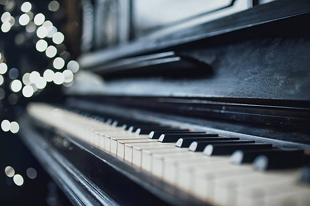 vintage old piano. close-up of keyboard keys - musica sertaneja imagens e fotografias de stock