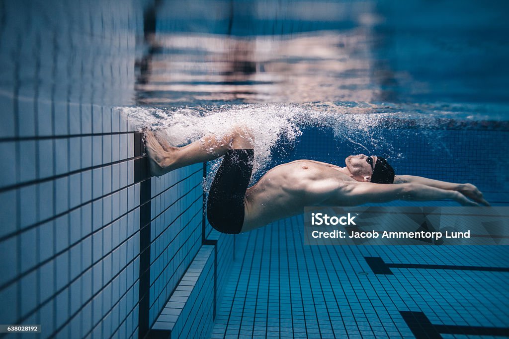 スイミングプール内でアクションでプロ男性スイマー - 水泳のロイヤリティフリーストックフォト