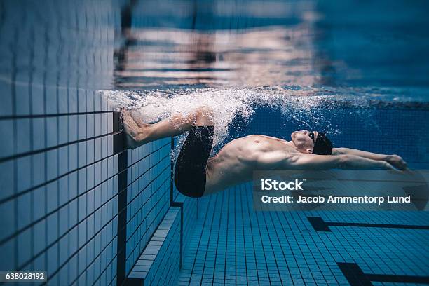 スイミングプール内でアクションでプロ男性スイマー - 水泳のストックフォトや画像を多数ご用意 - 水泳, 回転する, 専門性