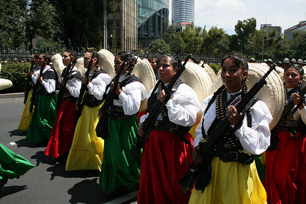 군비타르 퍼레이드에서 행진하는 멕시코 여성 병사들. - bicentennial 뉴스 사진 이미지