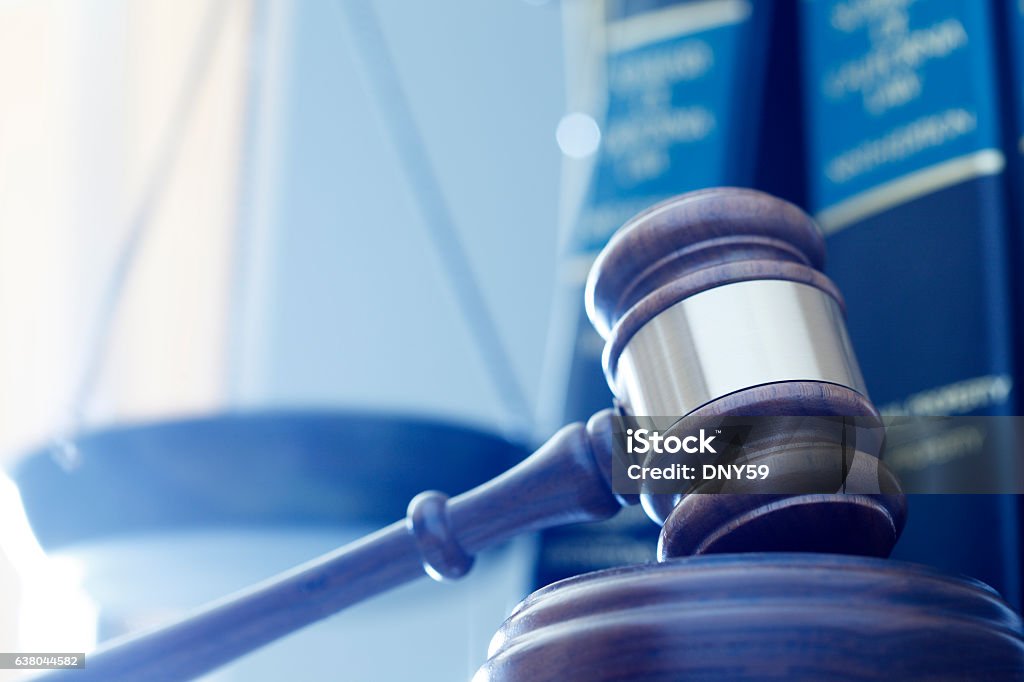 Gavel frente a la escala de justicia y libros de derecho - Foto de stock de Justicia - Conceptos libre de derechos