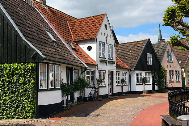 rue de la vieille ville avec petites maisons avec carrelage - schleswig photos et images de collection