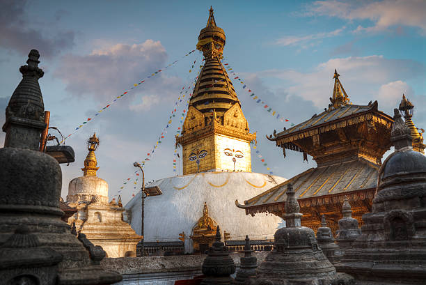 swayambhunath por estupa - swayambhunath fotografías e imágenes de stock