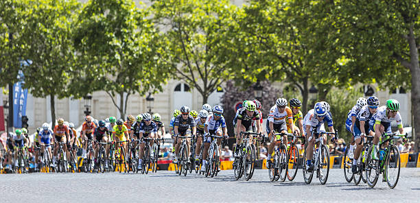das weibliche peloton in paris - bicycle racer stock-fotos und bilder