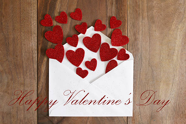 день святого валентина любовь письмо разлив из красных сердец - envelope opening stack open стоковые фото и изображения