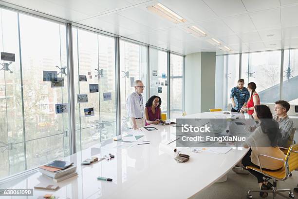 Geschäftskollegen Sprechen Im Planungskonferenzraum Stockfoto und mehr Bilder von Geistiges Eigentum