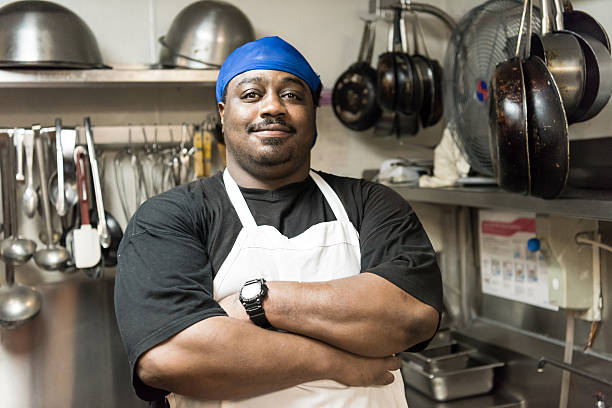 sorrindo cook - owner small business restaurant african ethnicity - fotografias e filmes do acervo