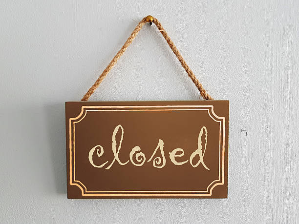 istock Wooden tag painted inscription: closed 638065824
