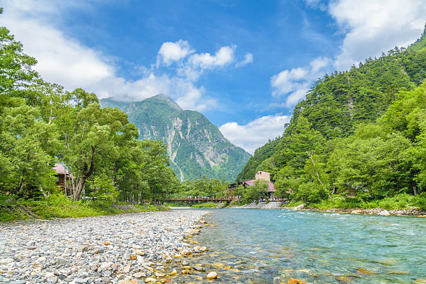 azusa hotaka montaña y río en kamicochi, nagano, japón - prefectura de nagano fotografías e imágenes de stock