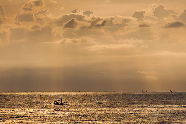 bali barco de pesca en el océano índico - jukung fotografías e imágenes de stock