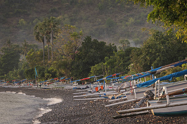 bali traditional fishing boats - junkung imagens e fotografias de stock