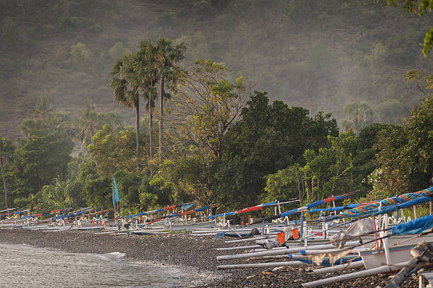 bali barcos de pesca tradicionales - junkung fotografías e imágenes de stock