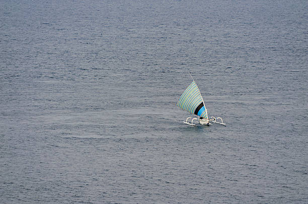 baliska łódź rybacka na oceanie indyjskim - indonesia bali fishing boat indian ocean zdjęcia i obrazy z banku zdjęć