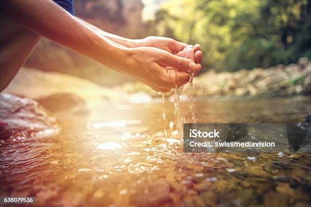 Foto de Mão Humana Empalhada Para Pegar Água Doce Do Rio e mais fotos de stock de Água - Água, Nascente, Natureza