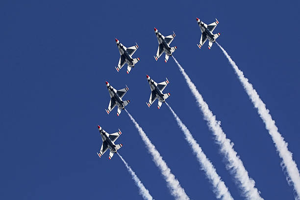 formación de thunderbirds de la fuerza aérea de los e.e.u.u. del aeroplano - vuelo ceremonial fotografías e imágenes de stock