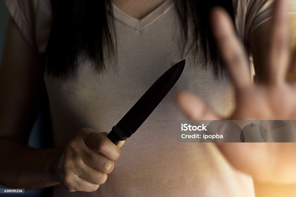 Femme tenant un couteau à la main tout en se défendant - Photo de Couteau libre de droits