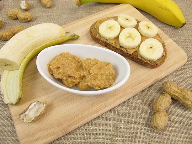 bread with banana and peanut butter - brotaufstrich imagens e fotografias de stock