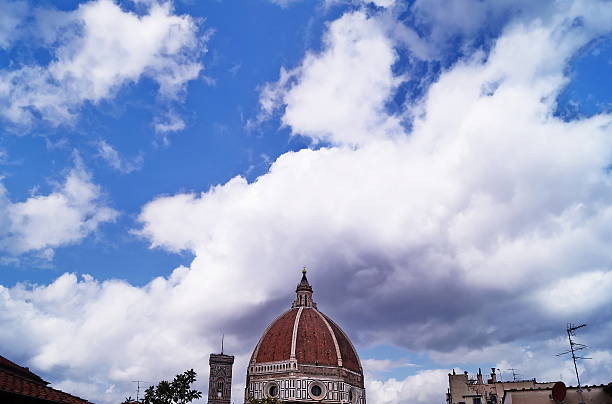 giotto glockenturm und kuppel der kathedrale, florenz - italy bell tower built structure building exterior stock-fotos und bilder