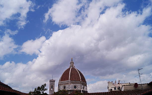 giotto glockenturm und kuppel der kathedrale, florenz - italy bell tower built structure building exterior stock-fotos und bilder