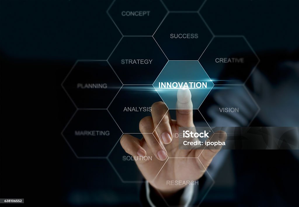 Empresária mão toque palavra inovação na tela, conceito de negócio - Foto de stock de Inovação royalty-free