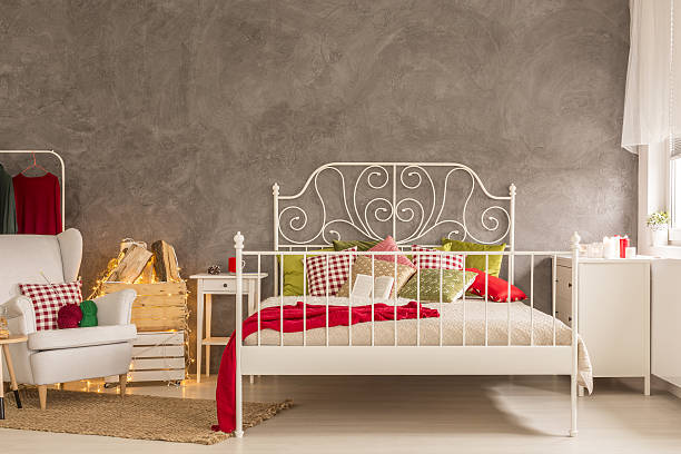 schlafzimmer mit weißem bett - red bed stock-fotos und bilder