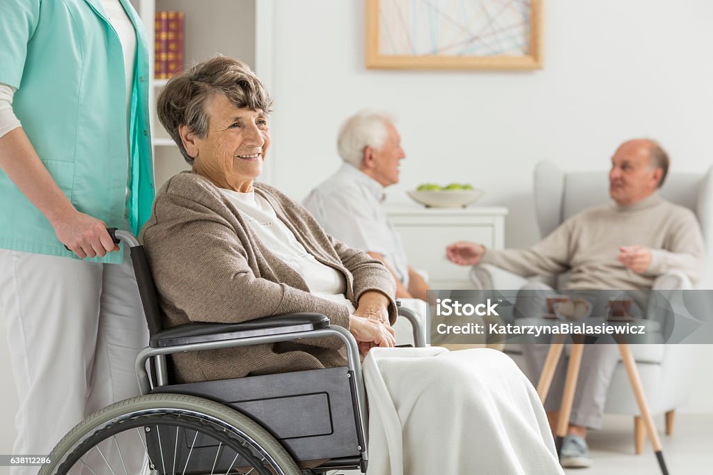 Personas mayores en la sala de recreación - Foto de stock de Residencia de ancianos libre de derechos