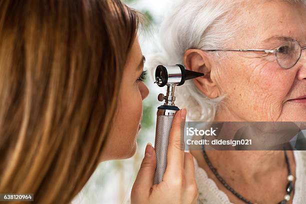 Arzt Hält Otoscope Und Untersuchung Ohr Der Seniorin Stockfoto und mehr Bilder von HNO-Untersuchung