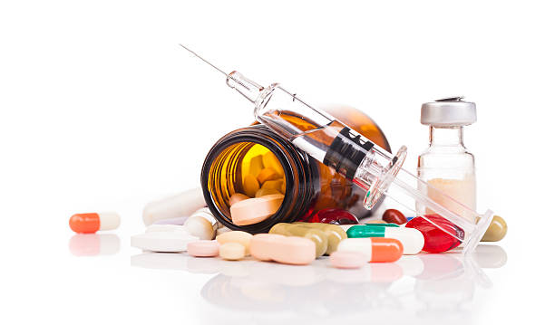 arzneimittel und arzneimittel auf dem tisch - medicine syringe pill capsule stock-fotos und bilder