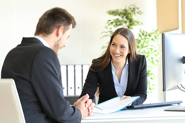 händler, der sich um einen kunden kümmert - advice customer examining business stock-fotos und bilder