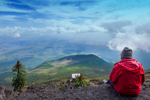 zachodni turysta siedzi w krateru wulkanu nyiragongo - virunga national park zdjęcia i obrazy z banku zdjęć