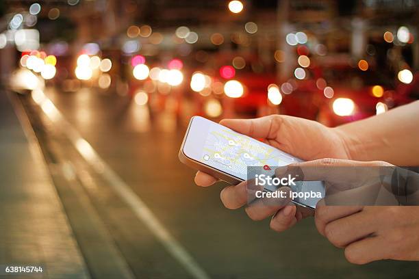 Mann Mit Navigationsapp Auf Dem Smartphone Auf Der Straße Stockfoto und mehr Bilder von Karte - Navigationsinstrument