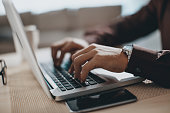 h%C3%A4nde-tippen-auf-laptop-computer.jpg?b=1&s=170x170&k=20&c=0aFTQpoc4HYOVMOvHyImcKr4Pba7KFn2Ymev0BTt590=