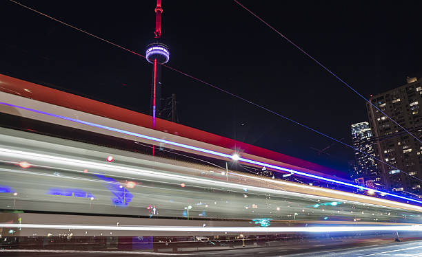 toronto - colpo di notte - toronto skyline cn tower night foto e immagini stock