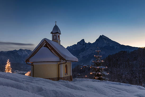 cappella di natale di fronte a watzmann - snow chapel christmas germany foto e immagini stock