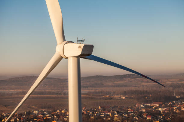 vista aérea de la turbina de viento en un campo - wind turbine motion alternative energy wind power fotografías e imágenes de stock