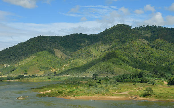 beautiful landscape of green mountain with blue sky and river. - chiang khong imagens e fotografias de stock
