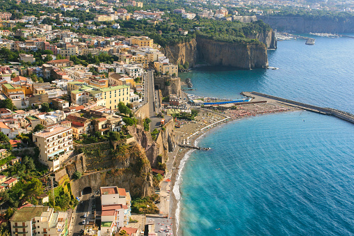 Sorrento, Montañas de los Apeninos, Puerto y Golfo de Nápoles, Italia. photo