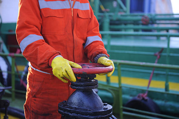 trabalhador industrial - valve chemical plant oil industry imagens e fotografias de stock