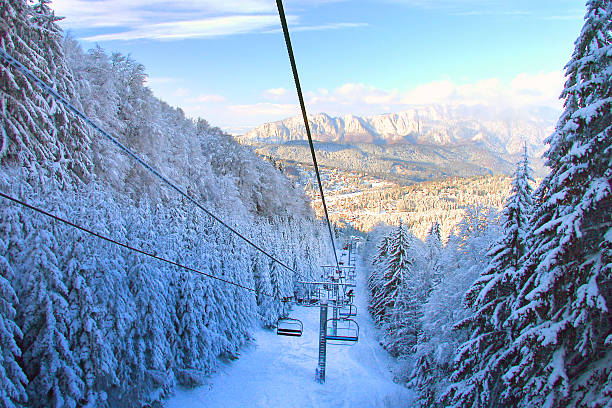 зимний горнолыжный курорт в уистлере (whistler - ski lift overhead cable car gondola mountain стоковые фото и изображения