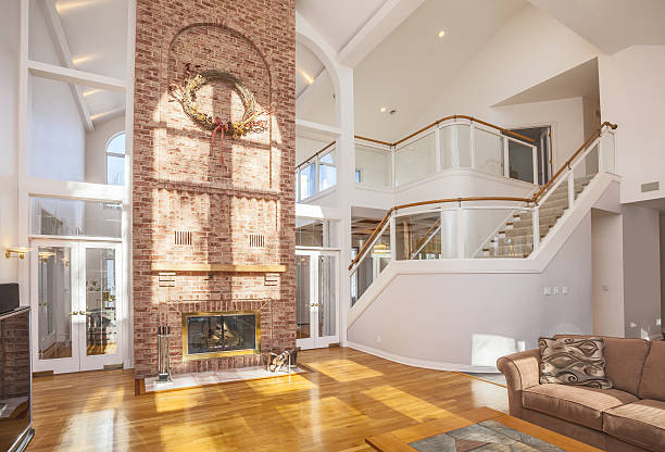 intérieur de la maison incroyable avec cheminée en brique et escalier en verre spectaculaire. - high ceiling photos et images de collection