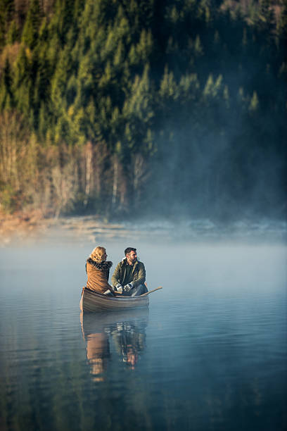 godersi un'avventura nel fine settimana - canoeing people traveling camping couple foto e immagini stock