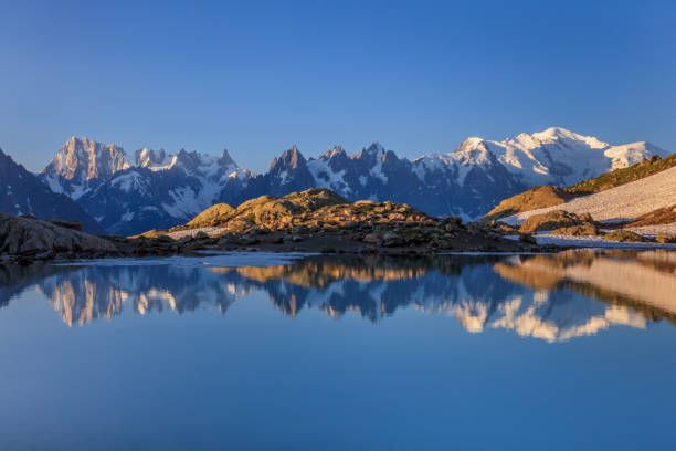 lac blanc, alpes graian, frança - white lake imagens e fotografias de stock