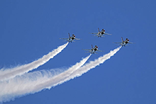 caccia a reazione degli us air force thunderbirds - air force teamwork fighter plane airplane foto e immagini stock