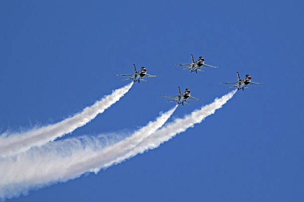 caças a jato dos thunderbirds da força aérea dos eua - fighter plane teamwork airplane air force - fotografias e filmes do acervo