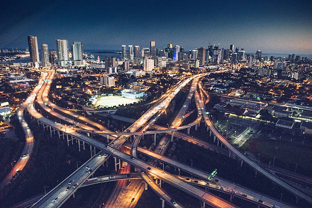 miami innenstadt luftblick in der nacht - miami florida stock-fotos und bilder