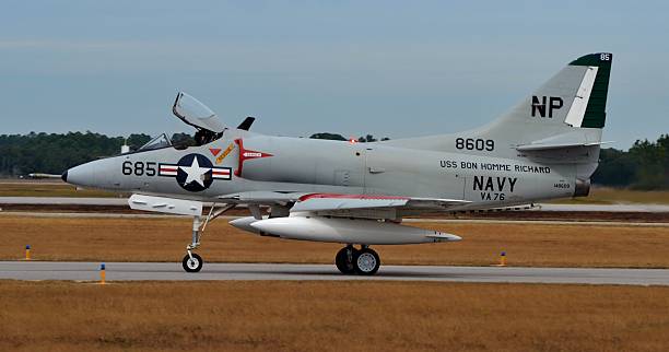 a-4 skyhawk attack jet de la armada - skyhawk fotografías e imágenes de stock